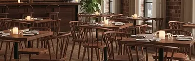 tables et chaises de restaurant en bois dans une salle